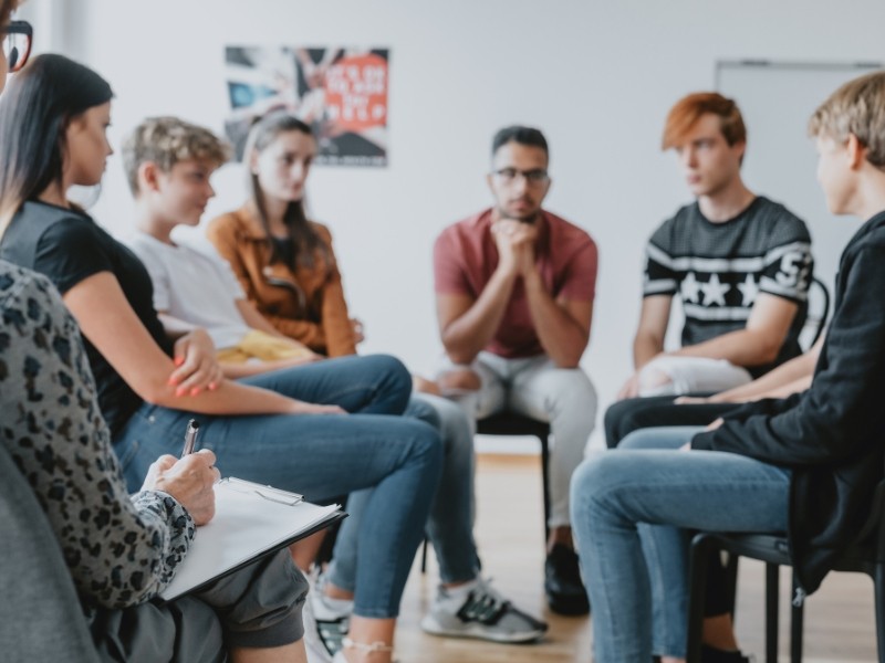 Conheça os Principais Benefícios da Psicoterapia de Grupo para Adolescentes