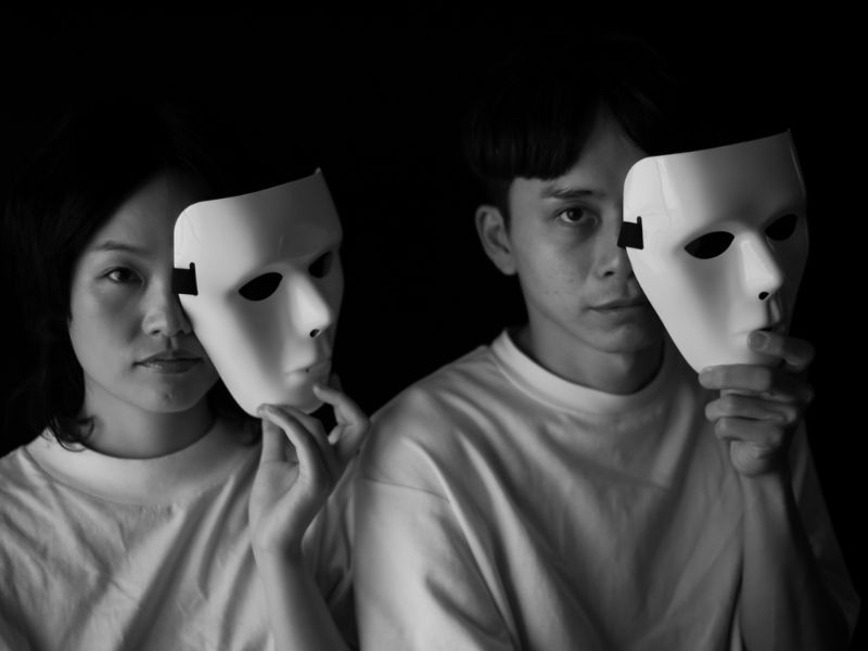 Por que relações falsas cansam tanto?